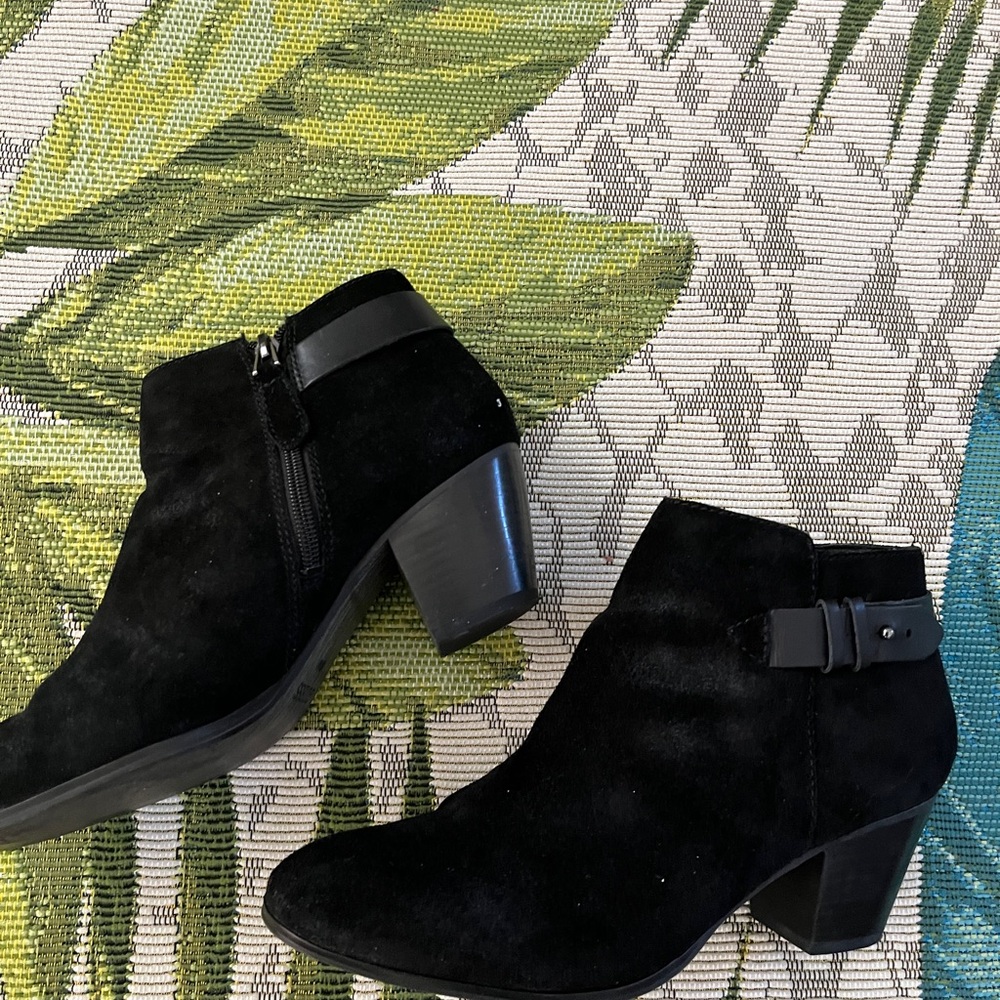 Guess Elegant Black SUEDE Ankle Boots 9M